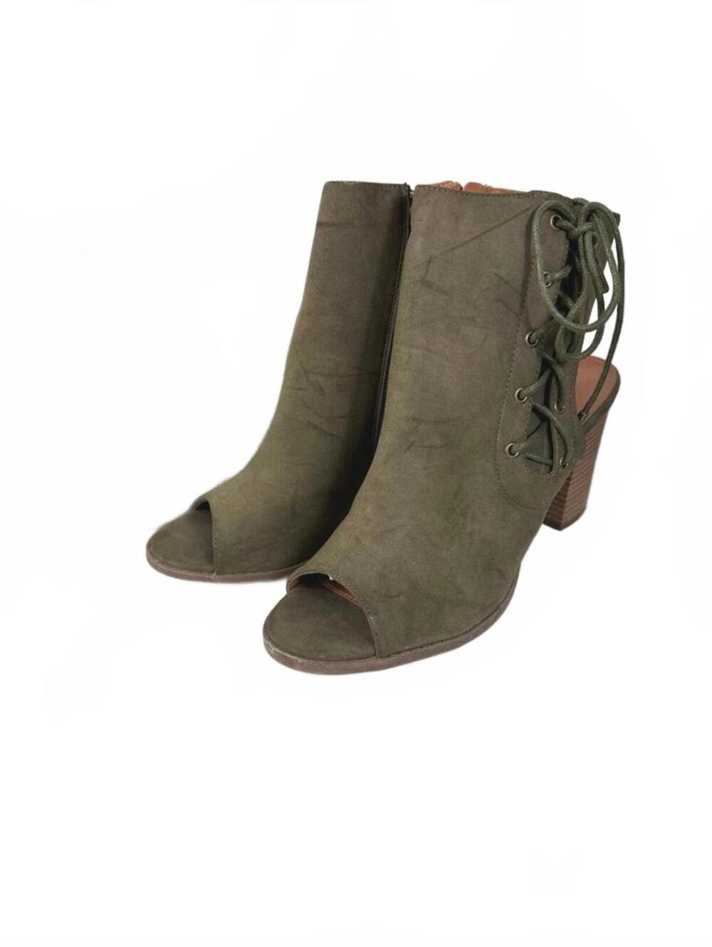 Beautiful Charlotte Rouse Shoes Size 8